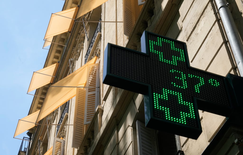 Un cartel luminoso ante una farmacia marca 37 grados Celsius en París.