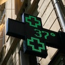 Un cartel luminoso ante una farmacia marca 37 grados Celsius en París.