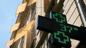 Un cartel luminoso ante una farmacia marca 37 grados Celsius en París.