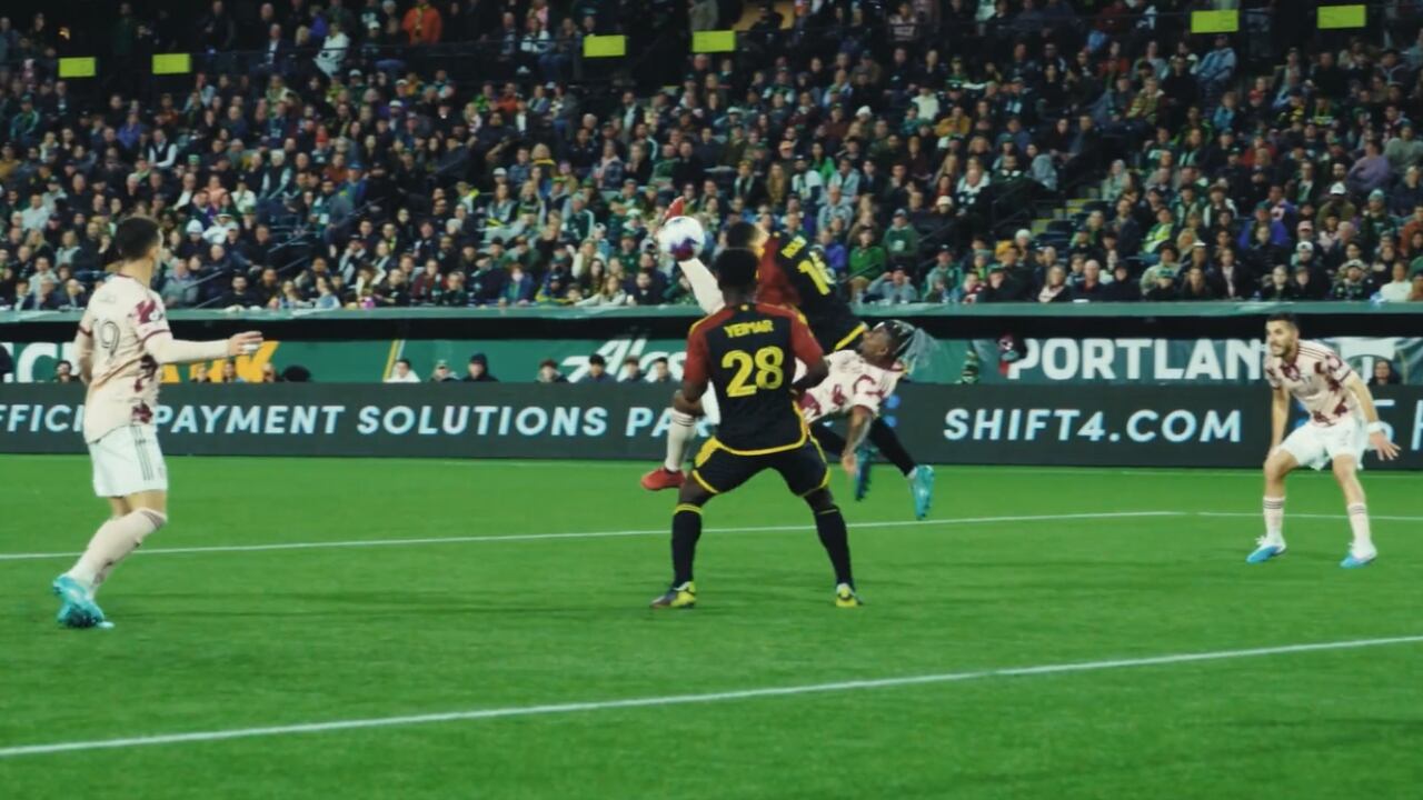 Dairon Asprilla en el momento en que remata el balón de chilena