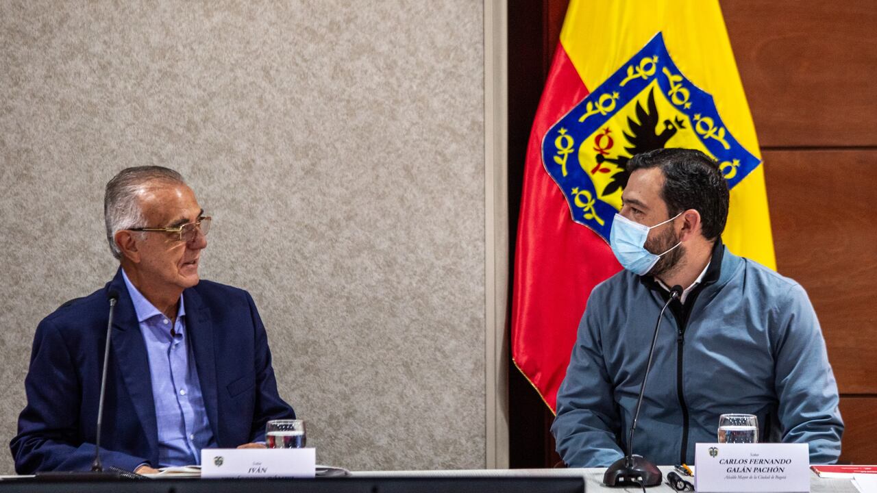 El alcalde de Bogotá, Carlos Fernando Galán, y el ministro de Defensa, Iván Velásquez, lideraron un consejo de seguridad en la capital del país.
