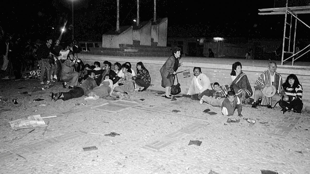 Grupo de personas aterrorizadas tras el  magnicidio de Luis Carlos Galán.