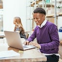 Diversos empresarios, trabajo en equipo en la oficina de coworking