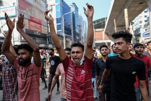 Trabajadores textiles de Bangladesh gritan consignas durante una protesta exigiendo un aumento de sus salarios en Mirpur en Dhaka, Bangladesh, el martes 31 de octubre de 2023. (Foto AP/Mahmud Hossain Opu)