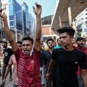 Trabajadores textiles de Bangladesh gritan consignas durante una protesta exigiendo un aumento de sus salarios en Mirpur en Dhaka, Bangladesh, el martes 31 de octubre de 2023. (Foto AP/Mahmud Hossain Opu)