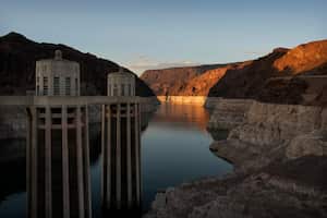 Un anillo de bañera de minerales ligeros muestra la línea de agua alta del lago Mead cerca de las tomas de agua en el lado de Arizona de la presa Hoover en el área recreativa nacional del lago Mead el domingo 26 de junio de 2022, cerca de Boulder City, Nevada. El embalse ahora está por debajo de 30 por ciento de su capacidad, su nivel ha bajado 170 pies (52 metros) desde que alcanzó su punto más alto en 1983. Foto AP/John Locher