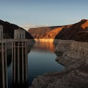 Un anillo de bañera de minerales ligeros muestra la línea de agua alta del lago Mead cerca de las tomas de agua en el lado de Arizona de la presa Hoover en el área recreativa nacional del lago Mead el domingo 26 de junio de 2022, cerca de Boulder City, Nevada. El embalse ahora está por debajo de 30 por ciento de su capacidad, su nivel ha bajado 170 pies (52 metros) desde que alcanzó su punto más alto en 1983. Foto AP/John Locher