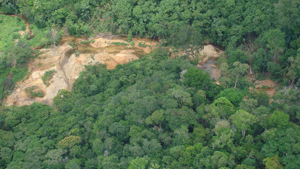 Las autoridades comienzan a preguntarse como manejar los depósitos de agua que han quedado contaminados por la actividad extractiva.