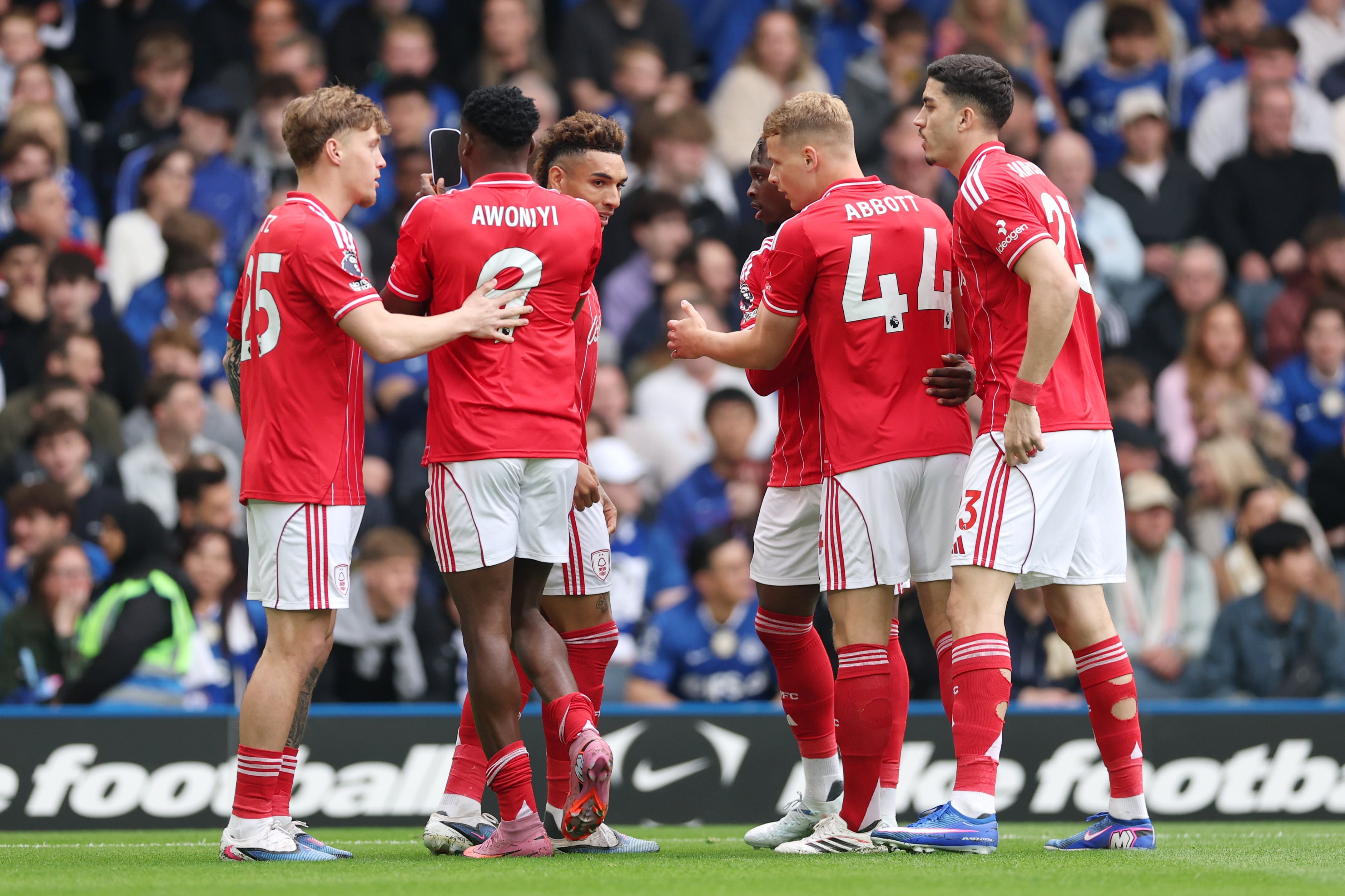 Nottingham Forest celebrando su triunfo en Stamford Bridge ante Chelsea.