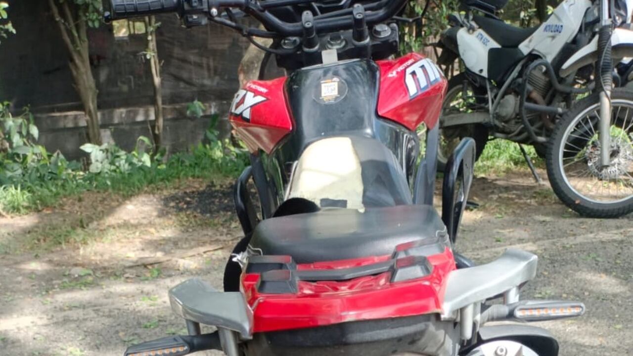 Esta es la moto en la que iba el hombre que atropelló al funcionario.