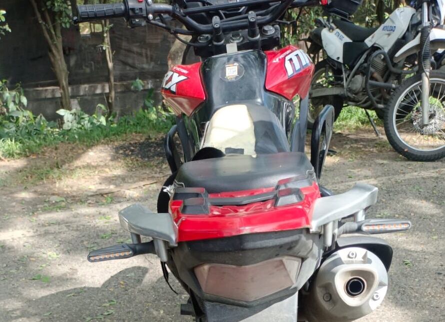 Esta es la moto en la que iba el hombre que atropelló al funcionario.