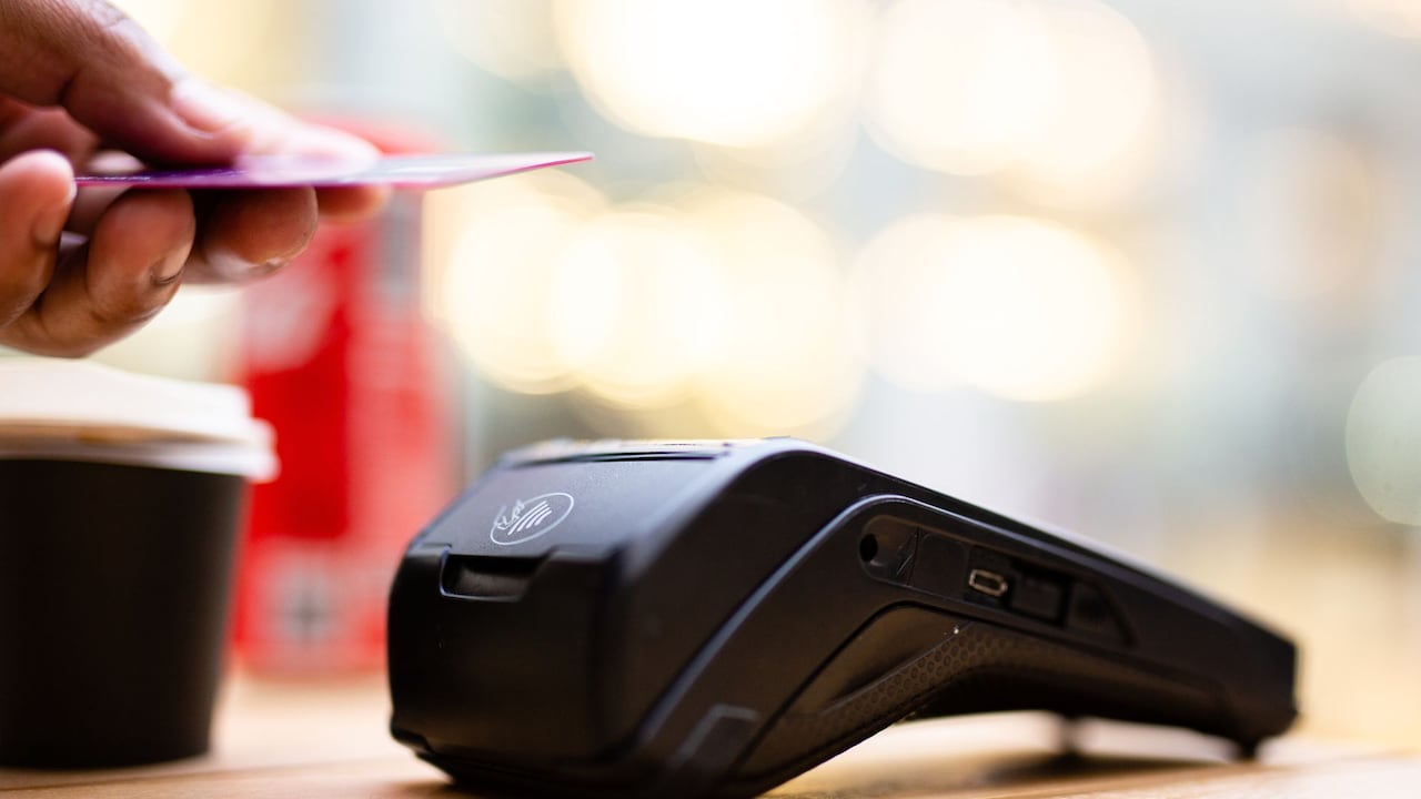 En ocasiones, los delincuentes obtienen acceso a los detalles de las tarjetas y realizan compras sin el conocimiento del titular.