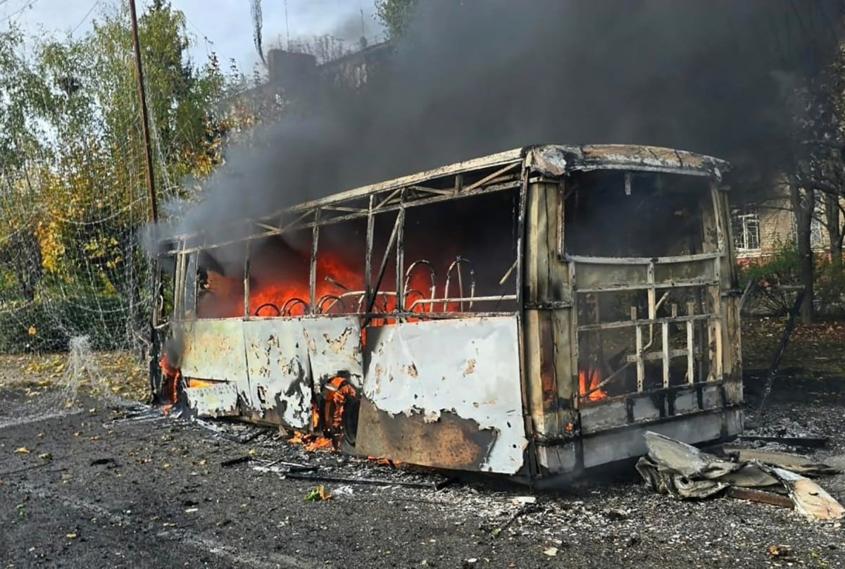 Esta fotografía, facilitada por la Fiscalía de la región de Donetsk y tomada el 8 de octubre de 2026, muestra uno de los dos autobuses de pasajeros alcanzados por proyectiles en Kramatorsk, cerca del frente en el este de Ucrania, en el contexto de la invasión rusa de Ucrania.