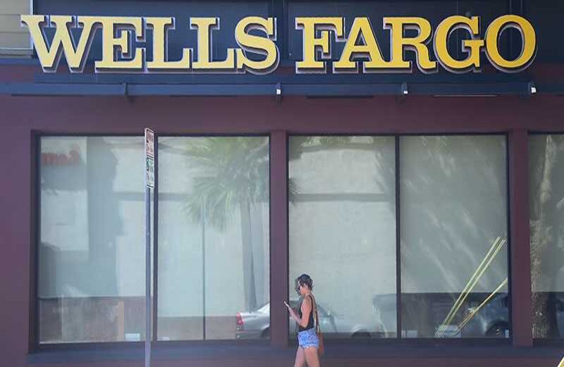 El banco norteamericano protagonista del escándalo en el que se involucran 41 millones de dólares desde cuentas fantasmas creadas por los empleados del banco para cumplir metas corporativas. El director ejecutivo del banco, John Stumpf, fue obligado por la senadora Elizabeth Warren a renunciar.