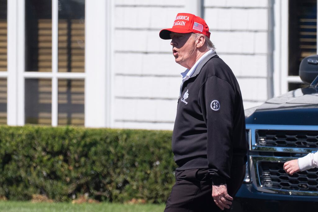El presidente Donald Trump camina en el Trump National Golf Club en Sterling, Virginia, el sábado 30 de agosto de 2025. (AP Foto/Manuel Balce Ceneta)