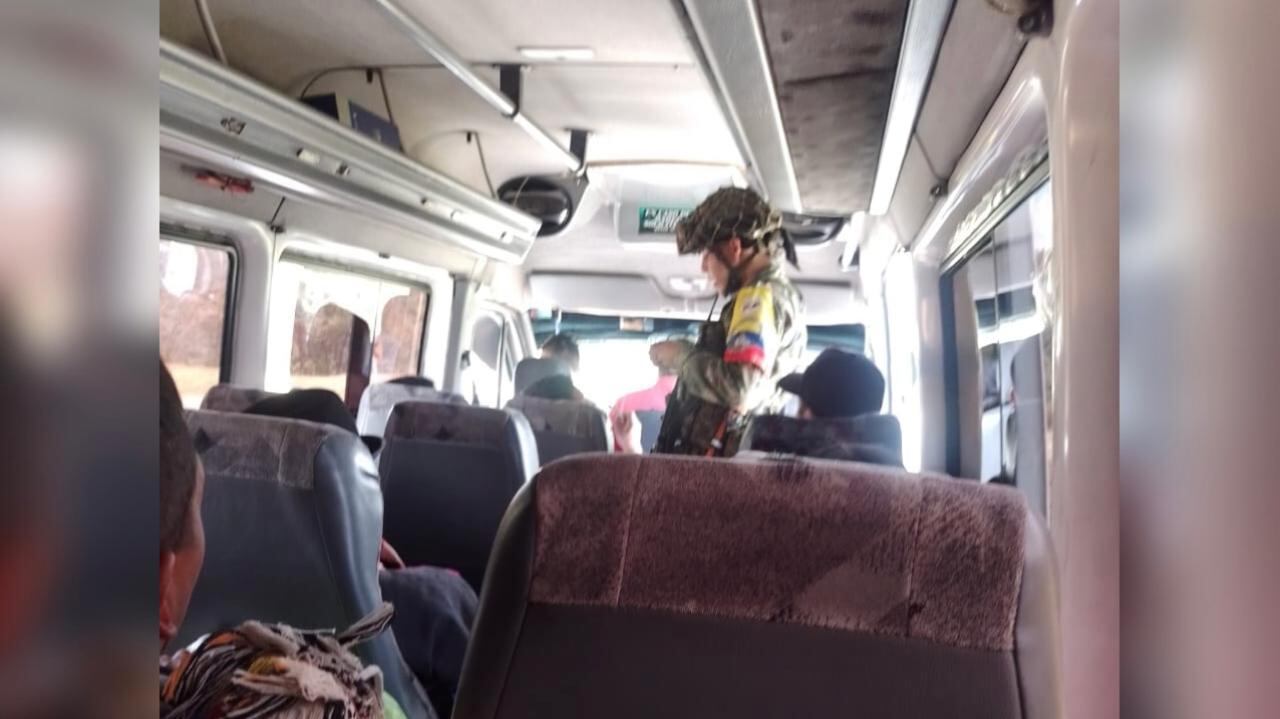 Disidencias pidiendo documentos en el Cauca.