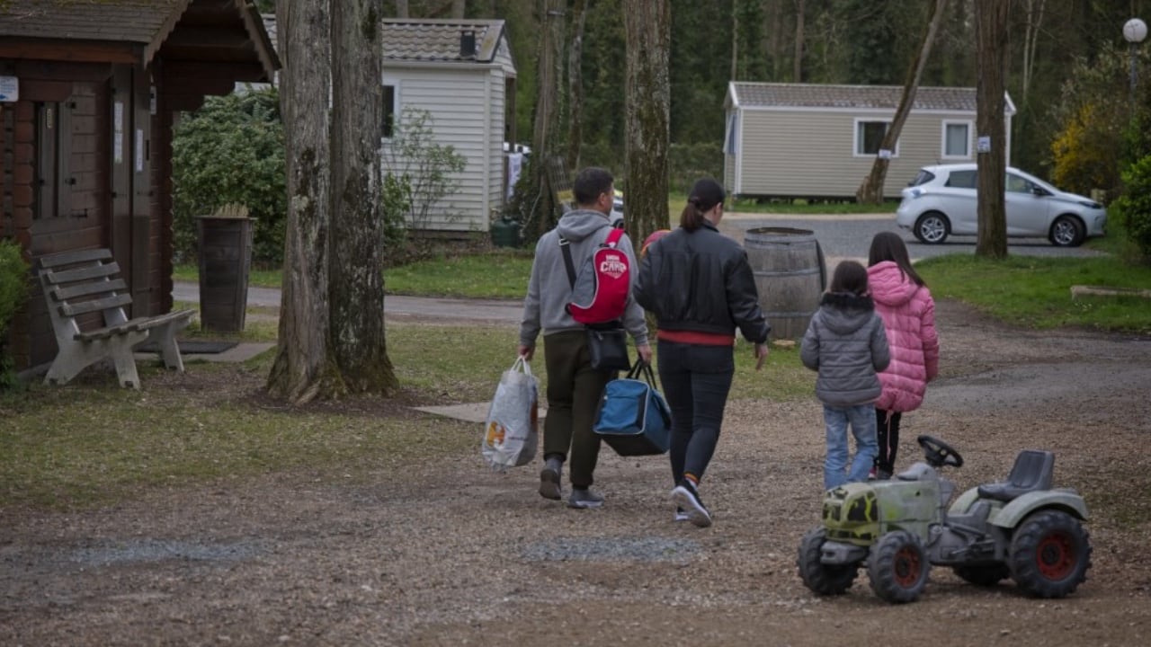 Una familia de ucranianos en un refugio de Francia, luego de huir de la guerra