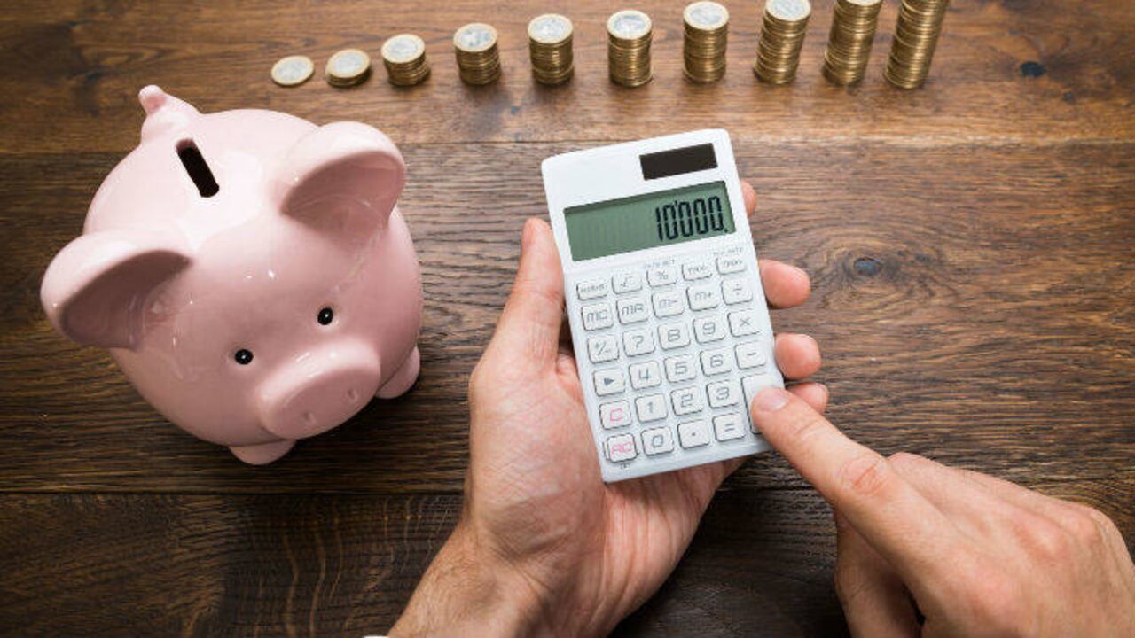 Un estudio de Kantar Worldpanel concluyó que el 80% de los colombianos quieren ahorrar, pero solo un 3% dice que lo hace con rigurosidad. La excusa: no saben cómo o siempre se lamentan de los bajos ingresos. Estas recomendaciones le serán de ayuda para que, desde ya, comience a ahorrar, sin incumplir con la meta. Información: suministrada por Multibank. Fotos 123RF / Andriy Popov