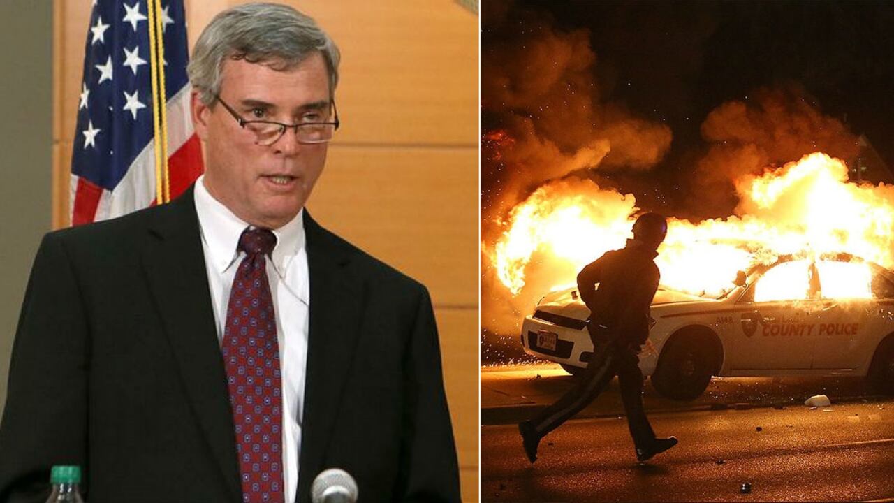 Izquierda: Robert McCulloch. Derecha: un policía corre cerca de una patrulla en llamas durante una ola de protestas en Ferguson, (Missouri, EE. UU.), el 24 de noviembre, 2014.