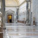 Empleado de los museos espera a los visitantes en los Museos Vaticanos, en el Vaticano, el lunes 1 de febrero de 2021. Los Museos Vaticanos reabrieron el lunes a los visitantes después de 88 días de cierre tras las medidas de contención del COVID-19. Foto: AP / Andrew Medichini.