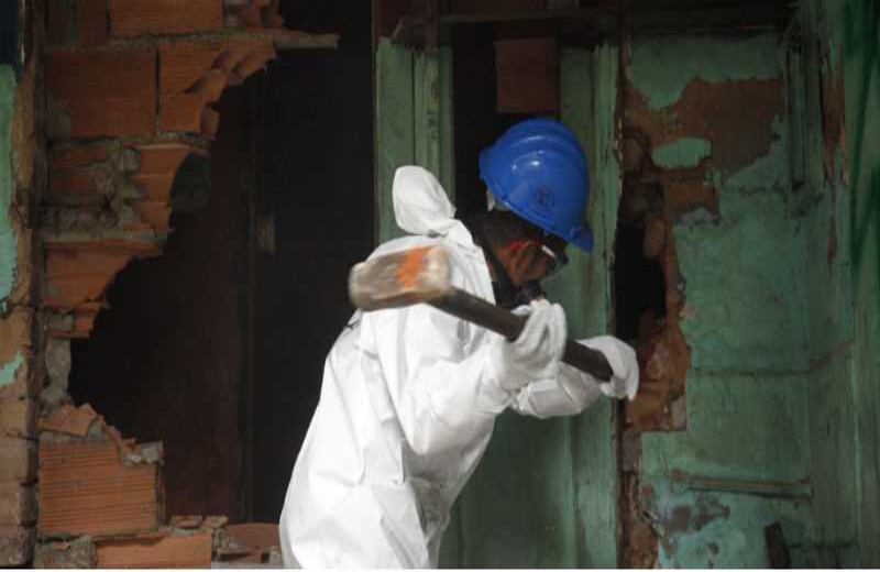 Este miércoles inició la demolición de cinco predios, en uno de ellos, operaban los distribuidores de droga conocidos como ganchos. 