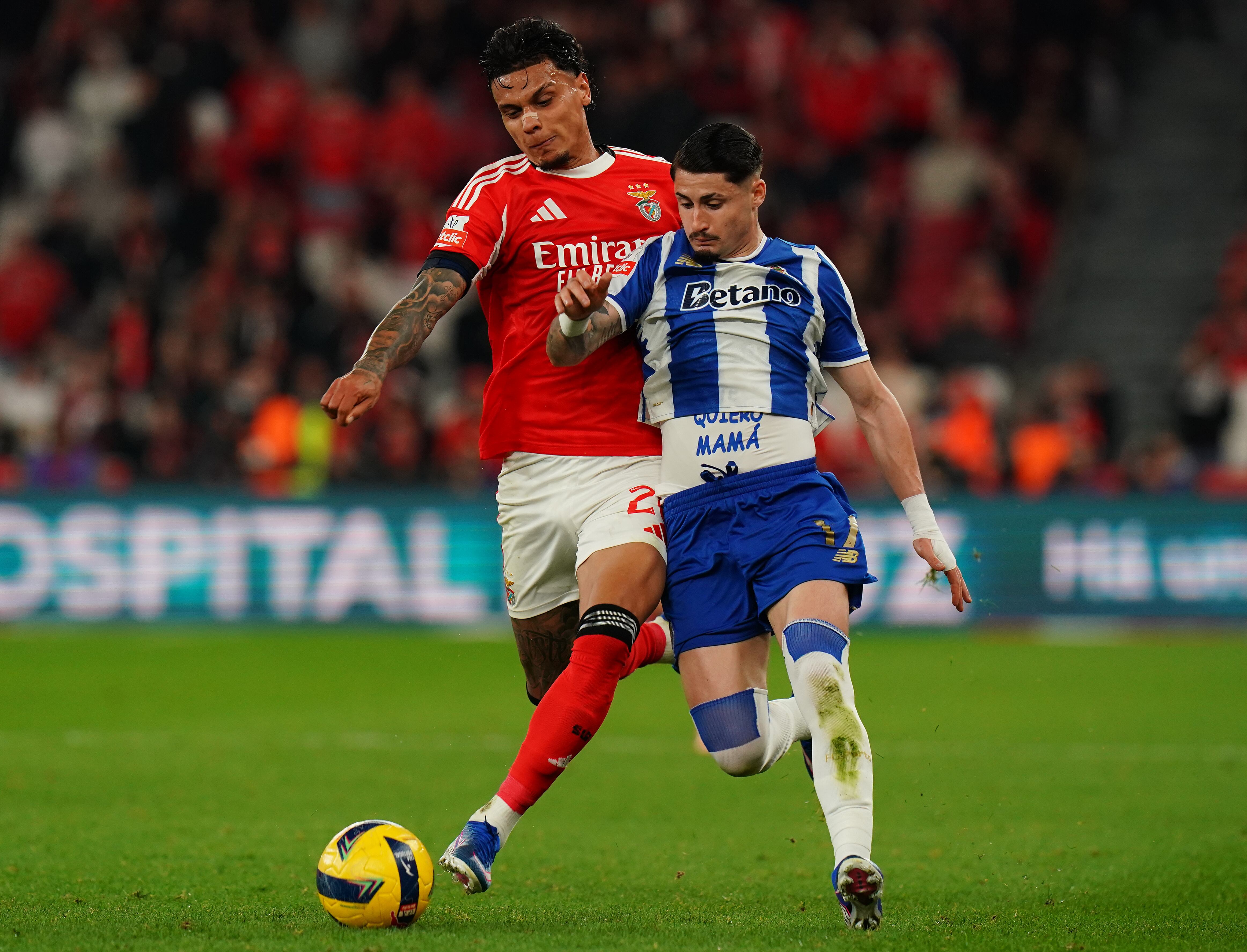 Richard Ríos del Benfica contra Borja Sainz del Porto.