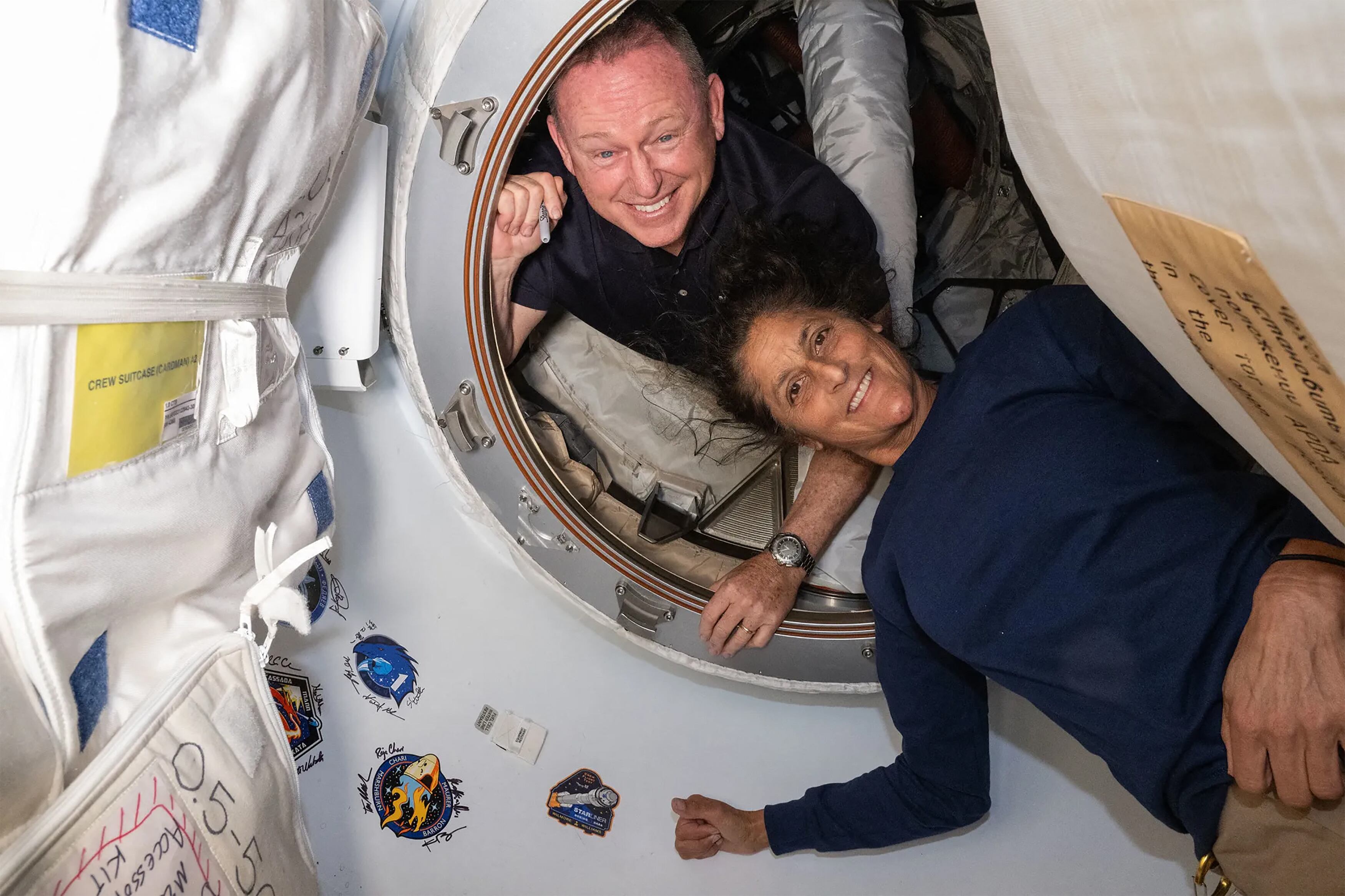 (ARCHIVOS) Esta imagen sin fecha de la NASA publicada el 2 de julio de 2024 muestra a los astronautas de prueba de vuelo de la tripulación Boeing de la NASA (desde arriba) Butch Wilmore y Suni Williams dentro del vestíbulo entre el puerto delantero del módulo Harmony de la Estación Espacial Internacional y La nave espacial Starliner de Boeing. (Foto de Handout / NASA / AFP)
