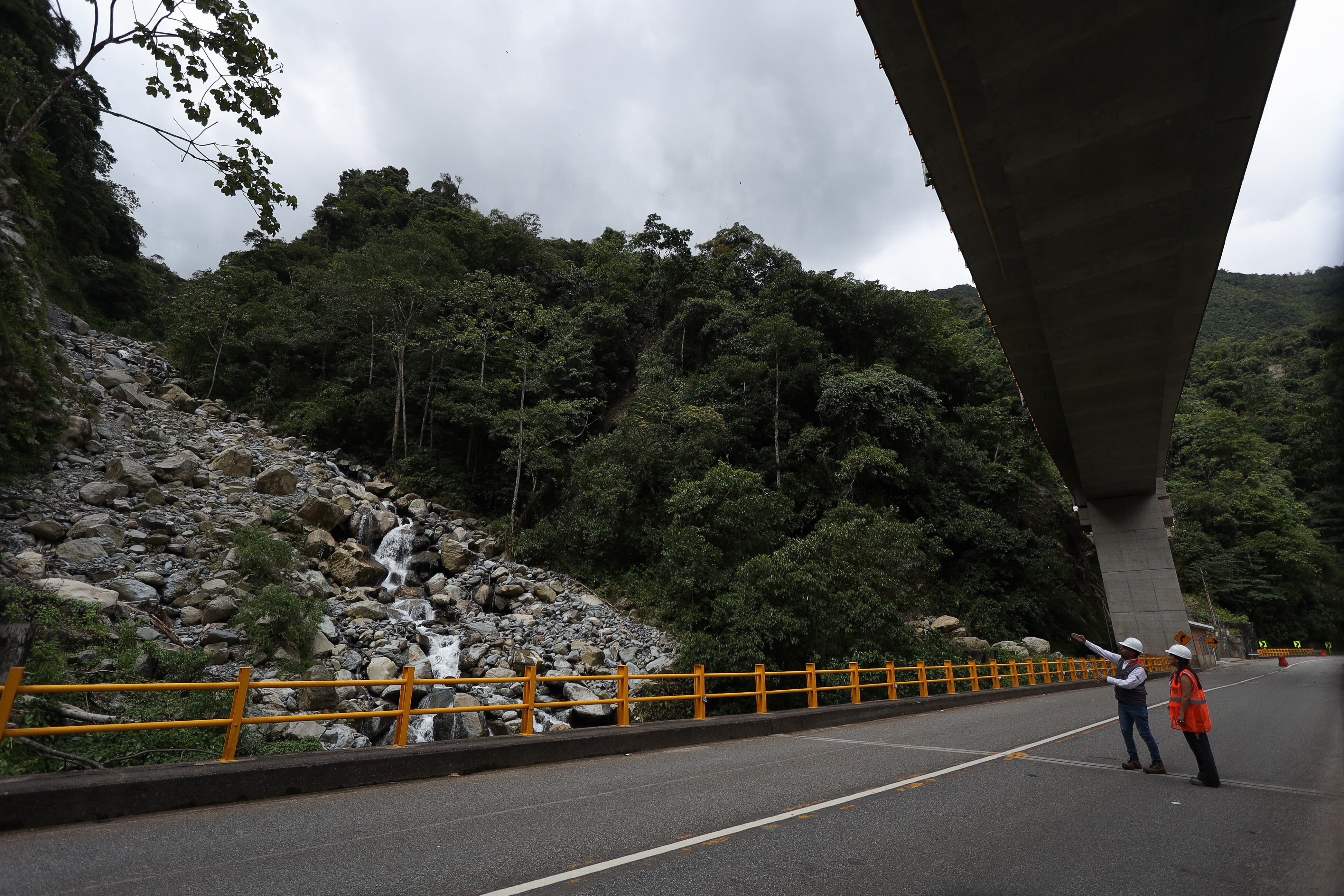Un equipo de más de 150 personas trabajan para garantizar la operación de la vía.