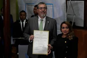 El presidente electo, Bernardo Arévalo, posa junto a la presidenta del Tribunal Supremo Electoral, Irma Palencia, después de que el TSE le entregara su credencial como ganador de las elecciones presidenciales en Ciudad de Guatemala, el martes 5 de septiembre de 2023. (AP Foto/Moisés Castillo)
