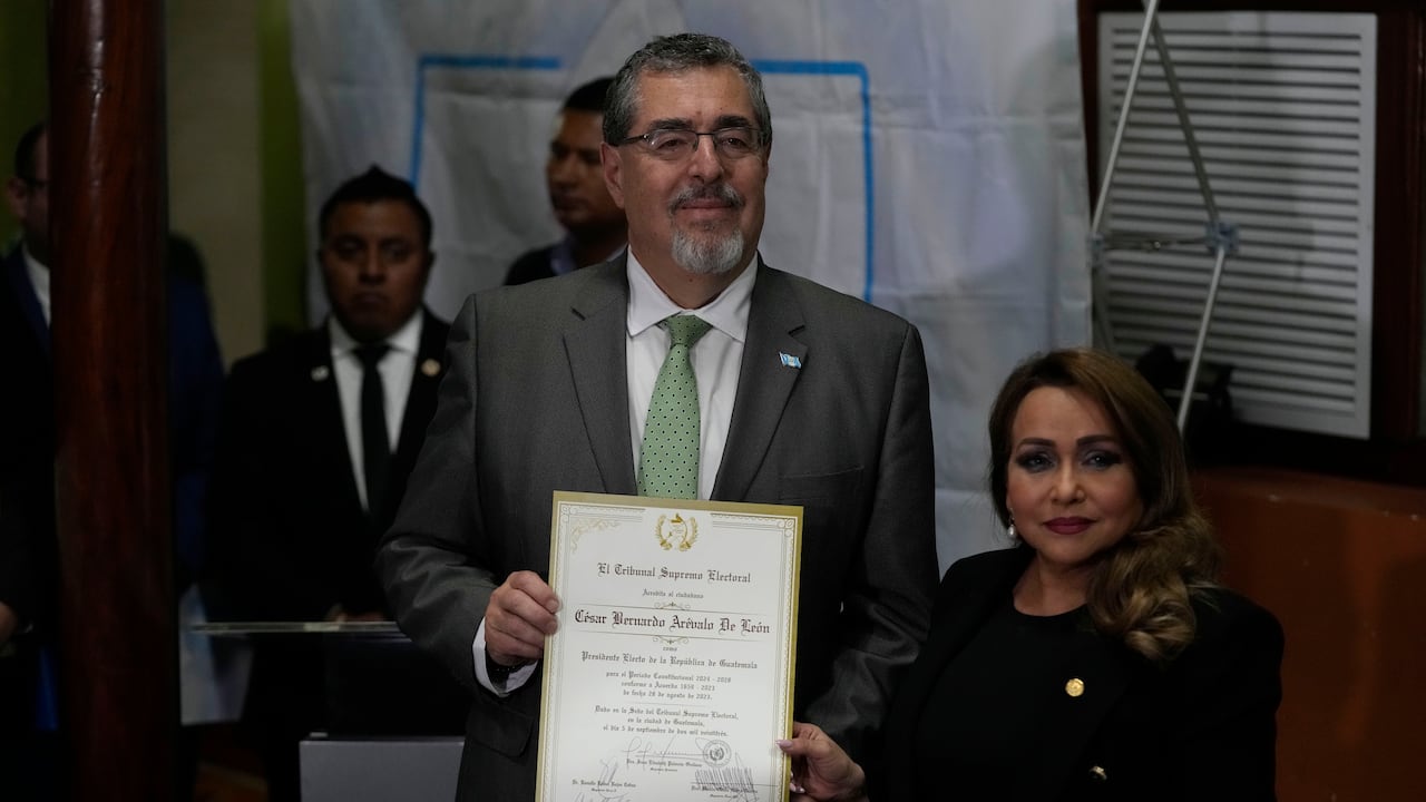 El presidente electo, Bernardo Arévalo, posa junto a la presidenta del Tribunal Supremo Electoral, Irma Palencia, después de que el TSE le entregara su credencial como ganador de las elecciones presidenciales en Ciudad de Guatemala, el martes 5 de septiembre de 2023. (AP Foto/Moisés Castillo)