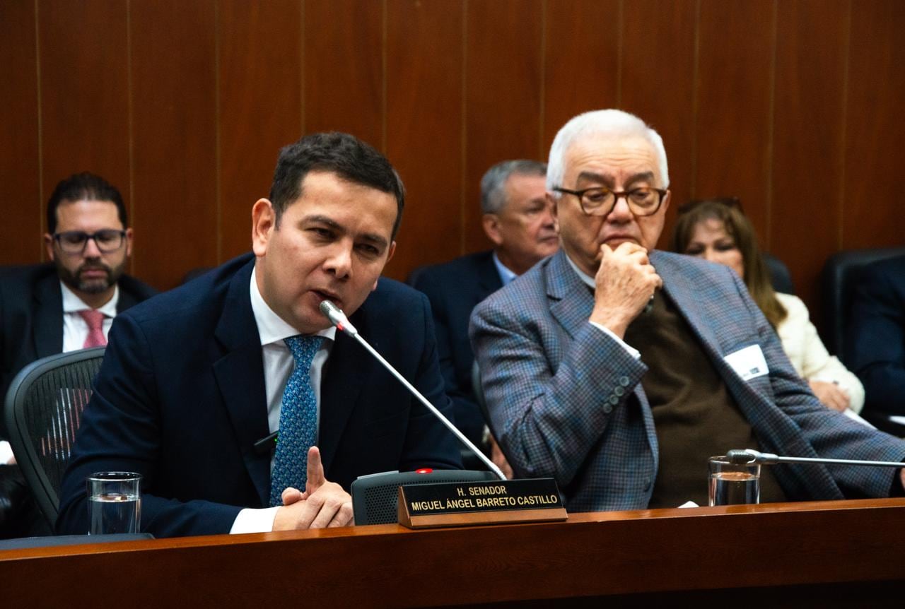 Miguel Ángel Barreto, congresista, y Rafael Hernández, directivo gremial del sector, en debate de control político al Ministerio de Agricultura.