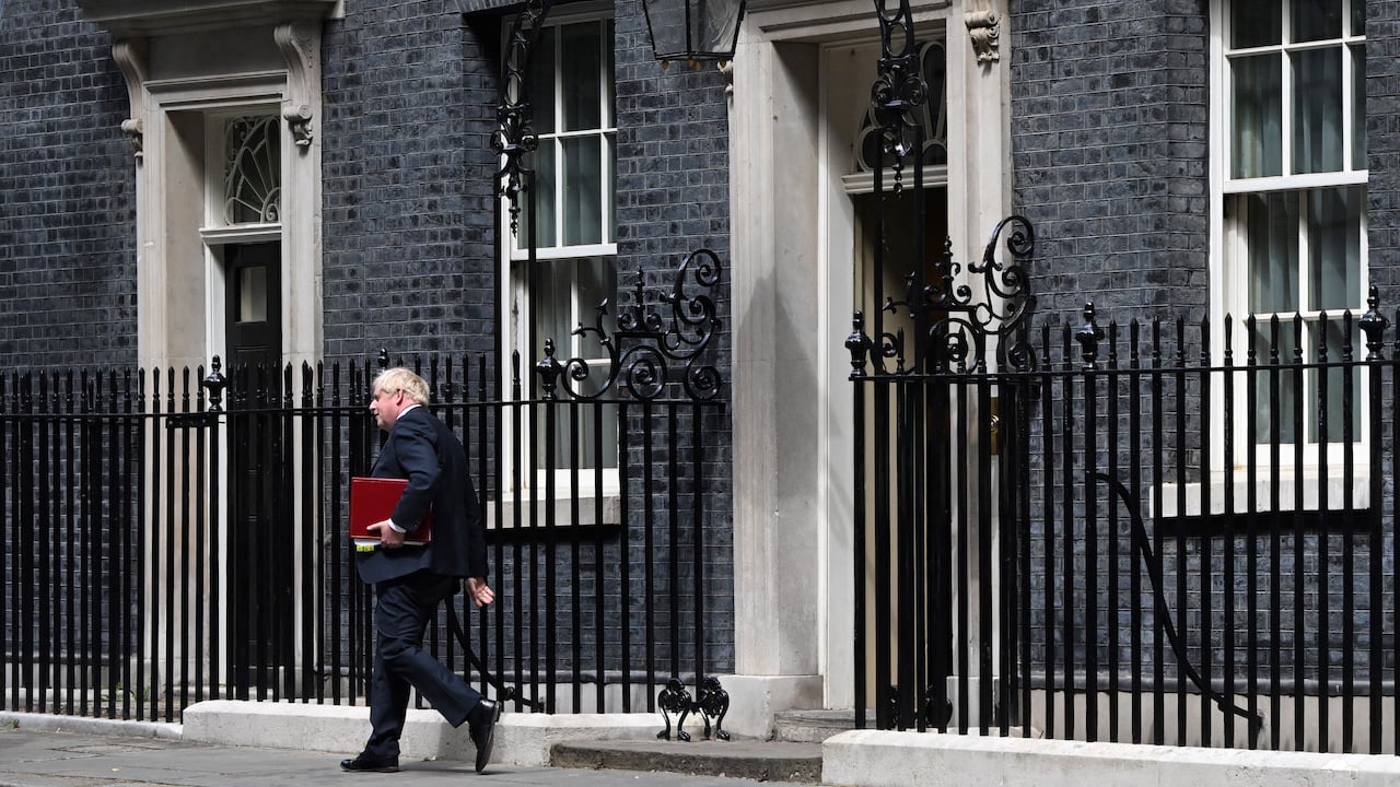El primer ministro de Gran Bretaña, Boris Johnson, camina hacia un automóvil que espera cuando sale del número 10 de Downing Street en el centro de Londres el 6 de julio de 2022 para dirigirse a las Casas del Parlamento.