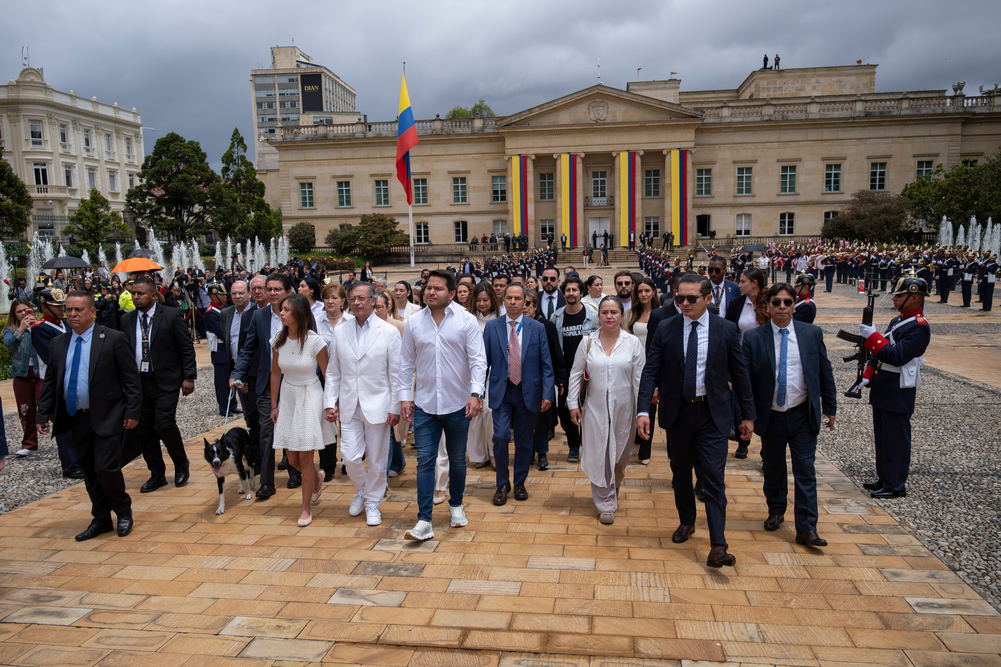 Gustavo Petro saliendo de la Casa de Nariño, en Bogotá, el 7 de agosto de 2026, en su último día como presidente de Colombia. Lo acompañaron sus hijos Antonella Petro Alcocer y Nicolás Alcocer Petro, así como parte de su saliente gabinet