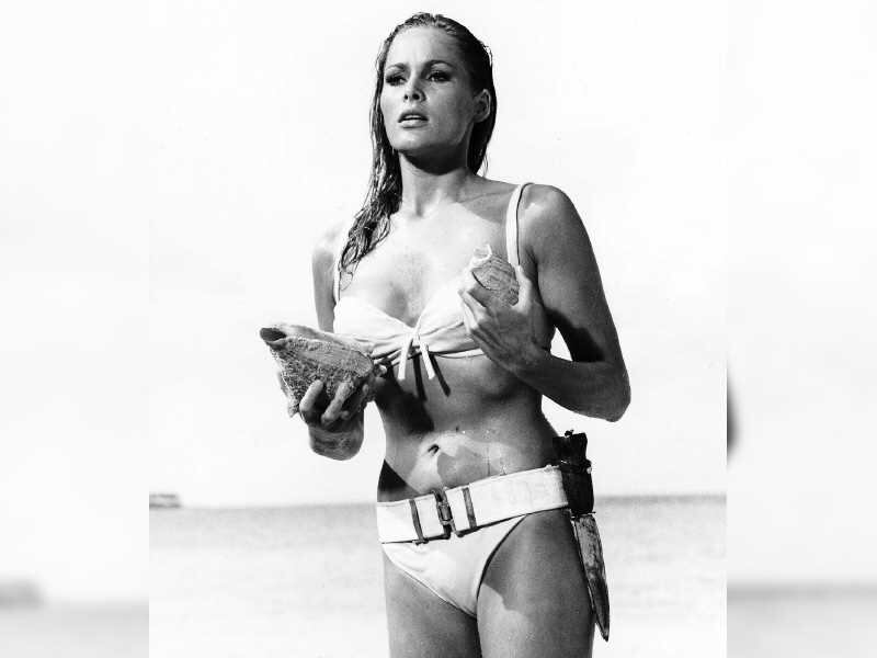 Ursula Andress. La escena de esta chica Bond que sale de la playa con este bikini blanco marcó  un momento en la historia de dicha prenda. Se subastó en 2001 por  60 .000 dólares. 