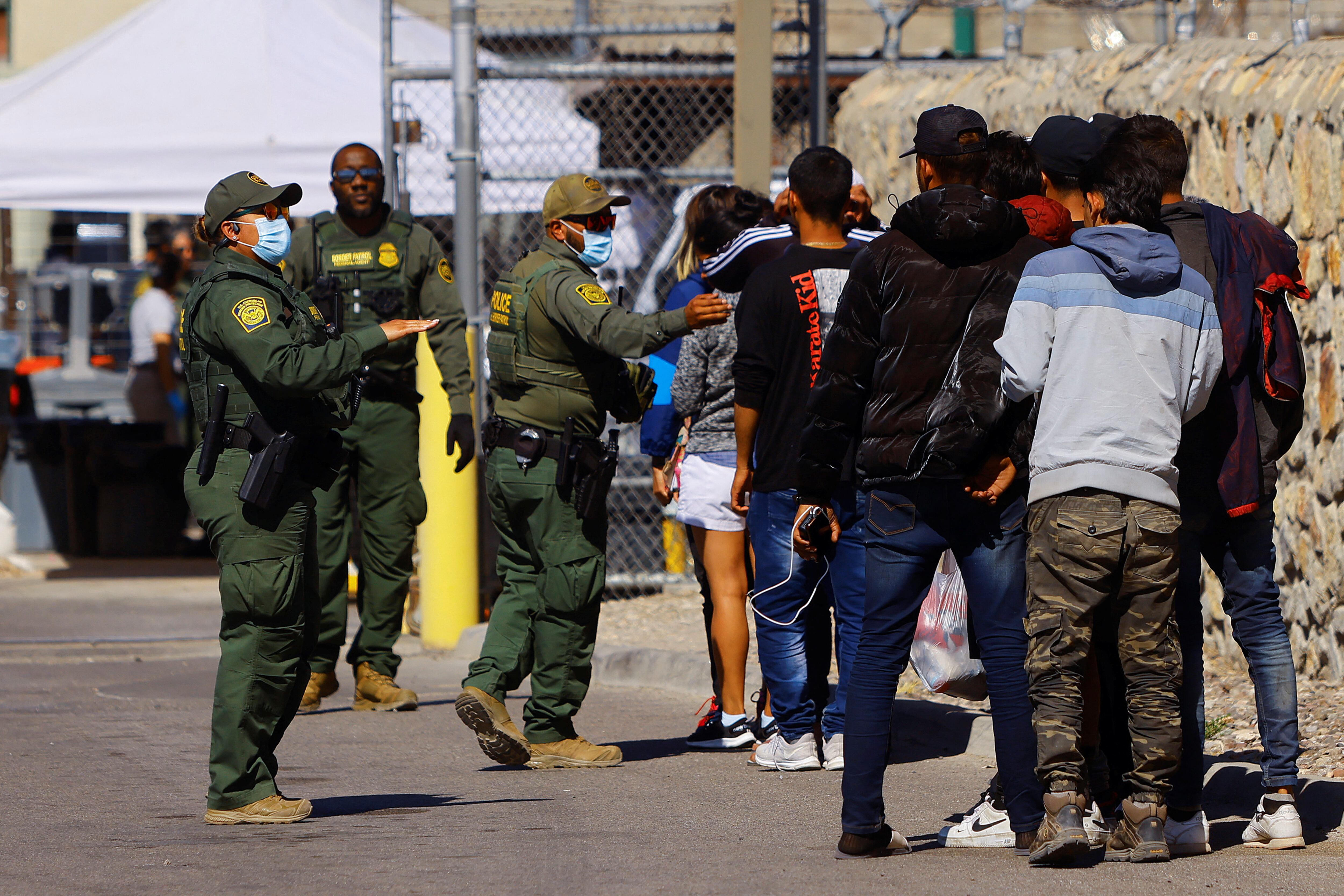 Migrantes hacen cola para entregarse voluntariamente en una estación de la Patrulla Fronteriza de EE. UU.