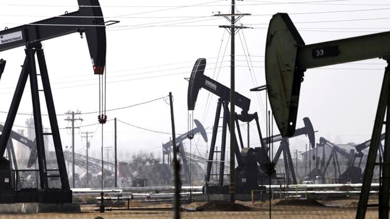 Los precios del petróleo cayeron a menos de la mitad desde junio, acelerando su caída en noviembre, luego de la decisión de la Organización de Países Exportadores de Petróleo (OPEP) de mantener su techo de producción.