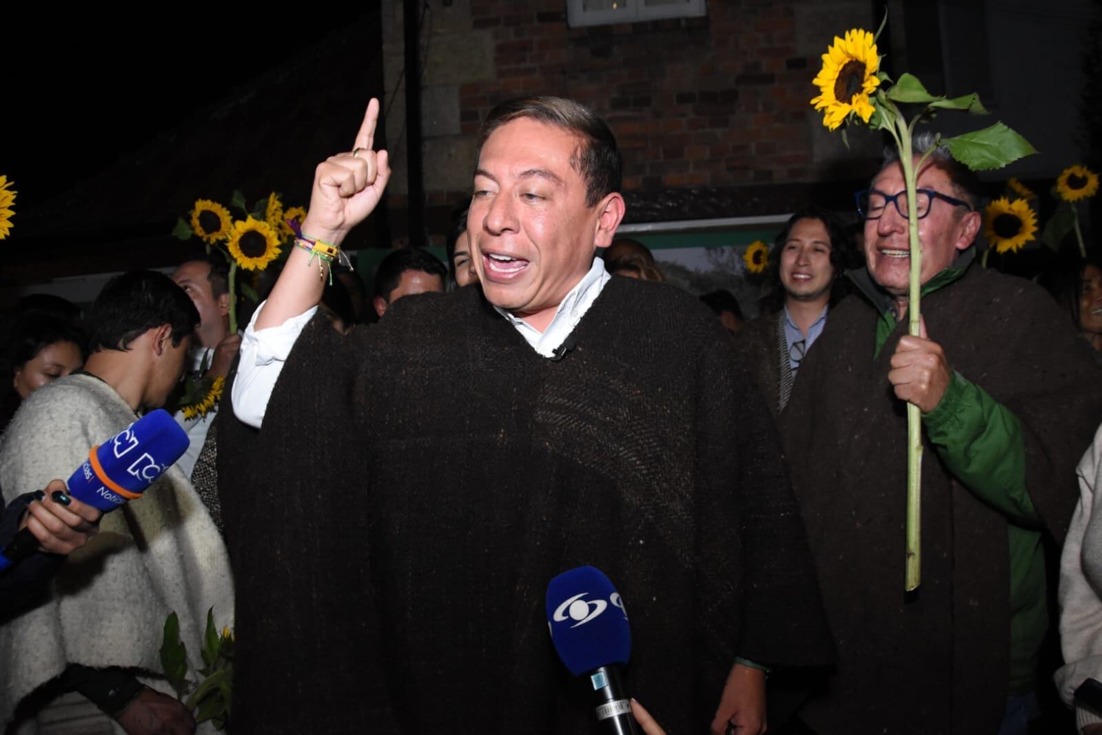 Carlos Amaya la sorpresa del Centro Esperanza reconoce a Sergio Fajardo Ganador