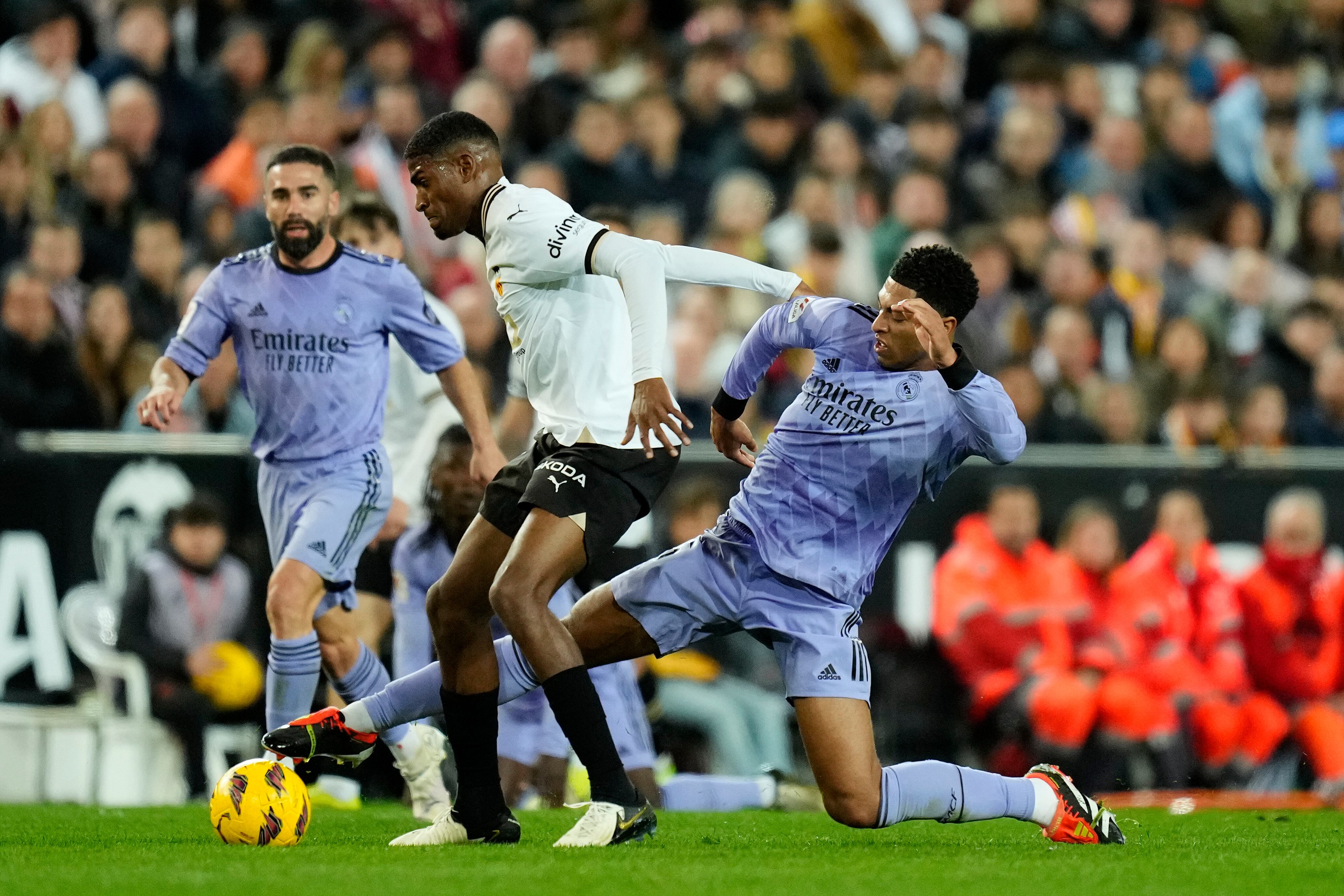 Jude Bellingham, del Real Madrid, derecha, desafía a Cristhian Mosquera del Valencia durante el partido de fútbol de La Liga entre Valencia y Real Madrid en el Estadio Mestalla en Valencia, España, el sábado 2 de marzo de 2024. (Foto AP/José Bretón)