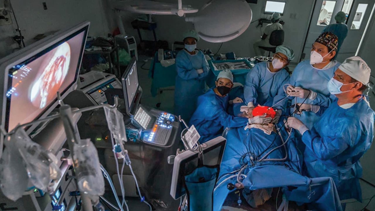 El reto era gigantesco: los médicos tenían que operar a la criatura desde el útero de la madre. La cirugía duró seis horas y fue necesaria la presencia de seis médicos.