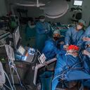 El reto era gigantesco: los médicos tenían que operar a la criatura desde el útero de la madre. La cirugía duró seis horas y fue necesaria la presencia de seis médicos.