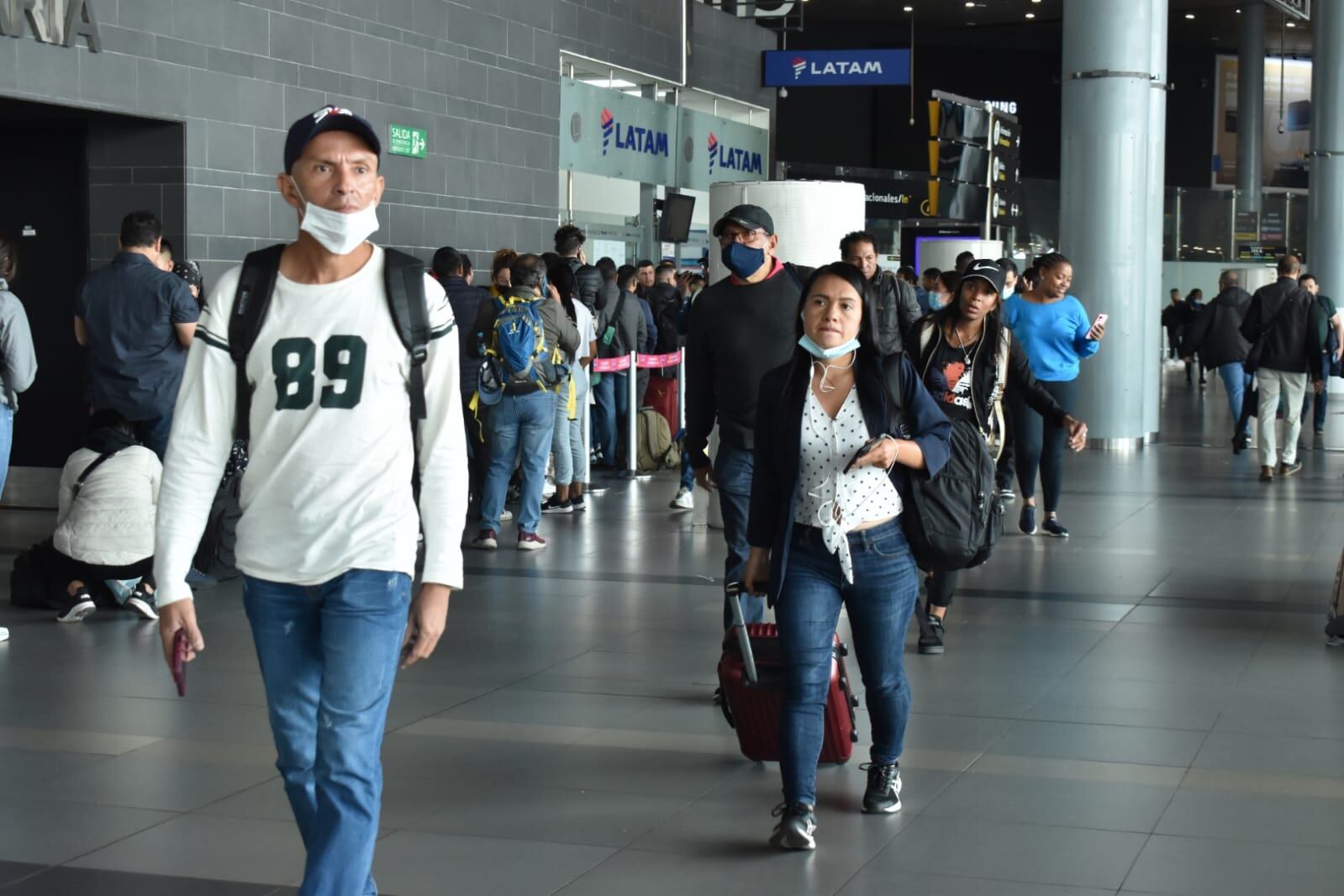 Crisis de pasajeros en el aeropuerto El Dorado