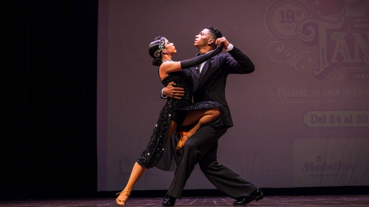 Pareja bailando tango