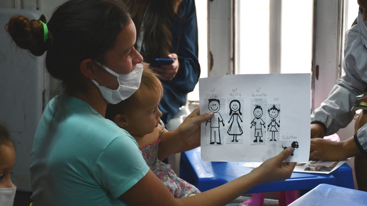 Sin embargo, no son pocos los casos de padres migrantes que se enfrentan a vacíos normativos y barreras para que sus niños no queden apátridas.