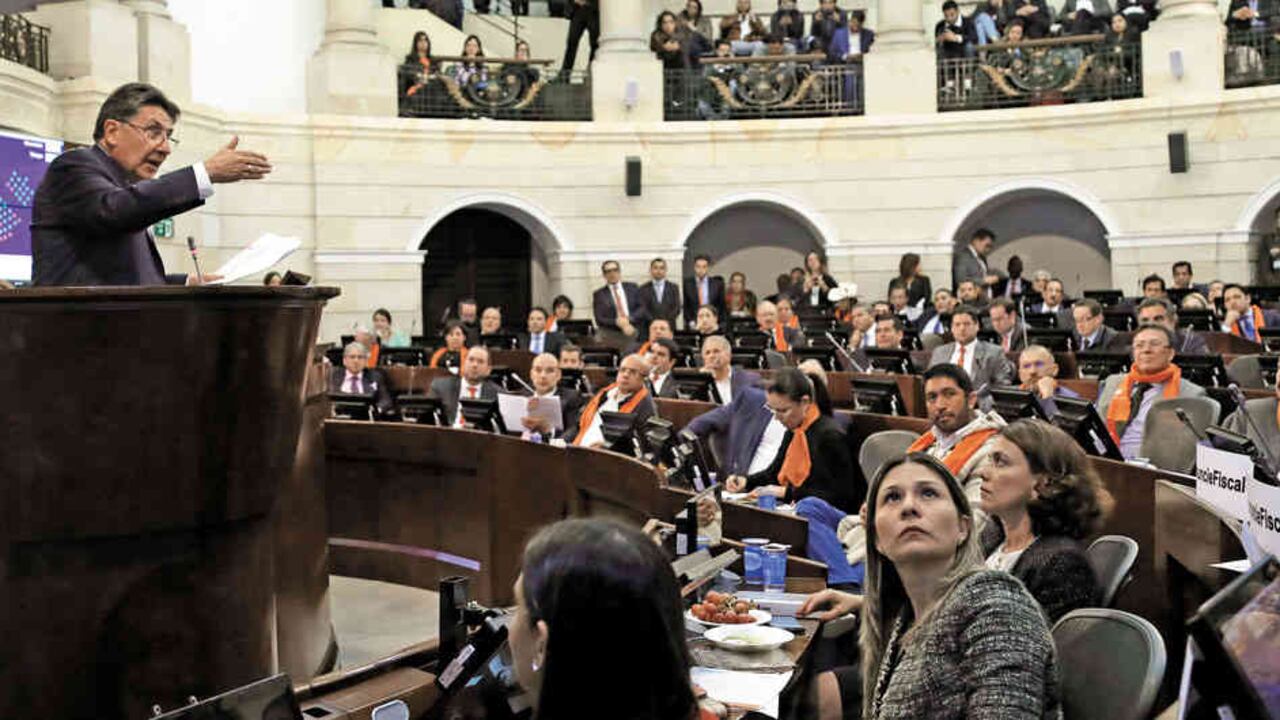 Luego de dos semanas de palo, fue un gran acierto de Martínez haber asistido al debate, pues de no haberlo hecho habría quedado lapidado ante los televidentes