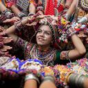 Mujeres vestidas con atuendos mientras practican Garba, la danza tradicional del estado de Gujarat, antes de Navratri en Ahmedabad, India, el martes 20 de septiembre de 2022. El festival hindú de Navratri, o nueve noches, comenzará el 26 de septiembre.