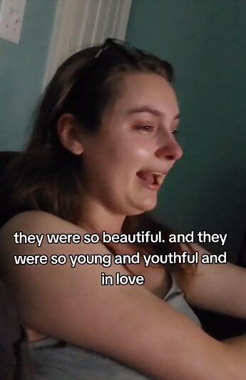 La joven no pudo contener las lágrimas al ver lo felices que lucían sus padres antes de tener hijos.