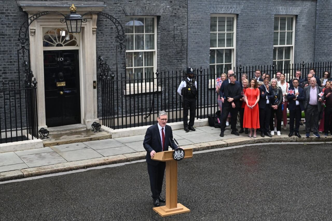 Keir Starmer se convierte en el primer político con el título de ‘caballero’ (‘sir’) que asume como primer ministro británico desde el conservador Alec Douglas-Home en 1963.