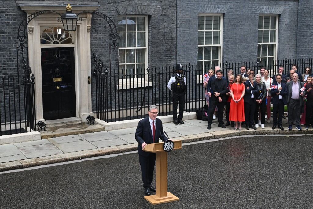 Keir Starmer se convierte en el primer político con el título de ‘caballero’ (‘sir’) que asume como primer ministro británico desde el conservador Alec Douglas-Home en 1963.