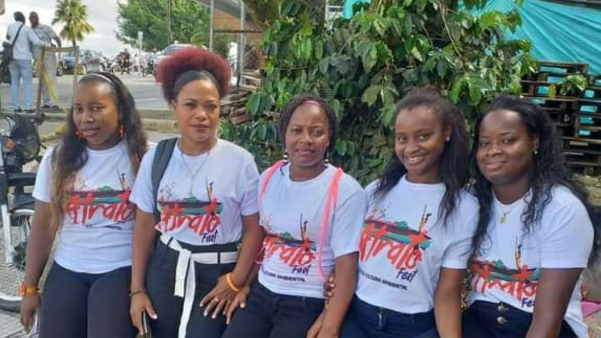 María Mena, segunda de izquierda a derecha, con integrantes de Cocomopoca.