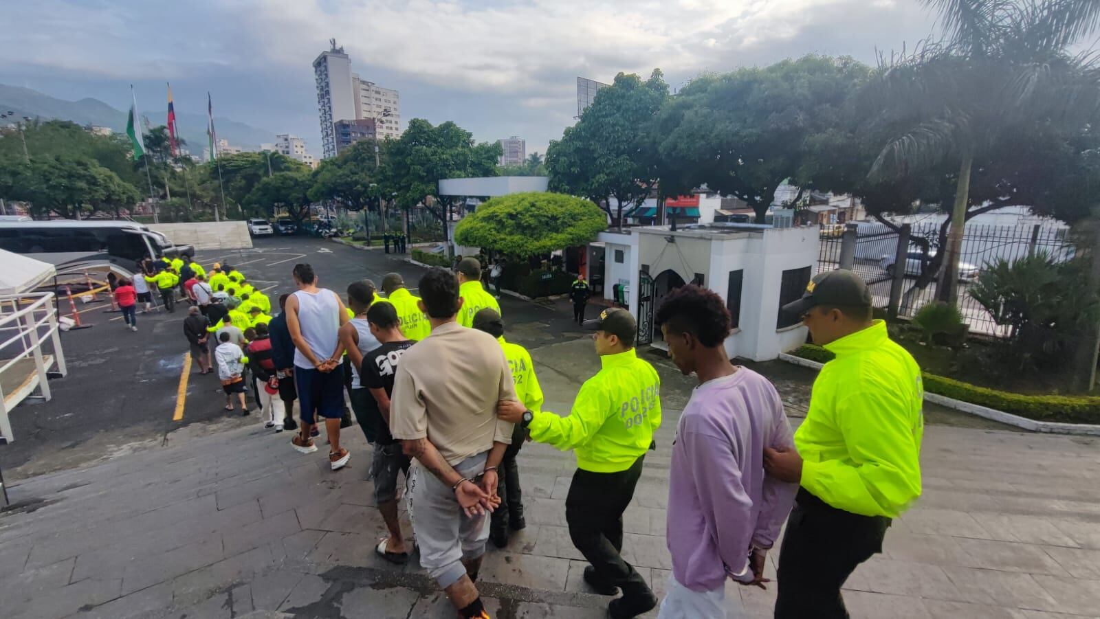 Cayeron 27 integrantes de bandas criminales que utilizaban menores para el expendio de cocaína y marihuana en Cali.